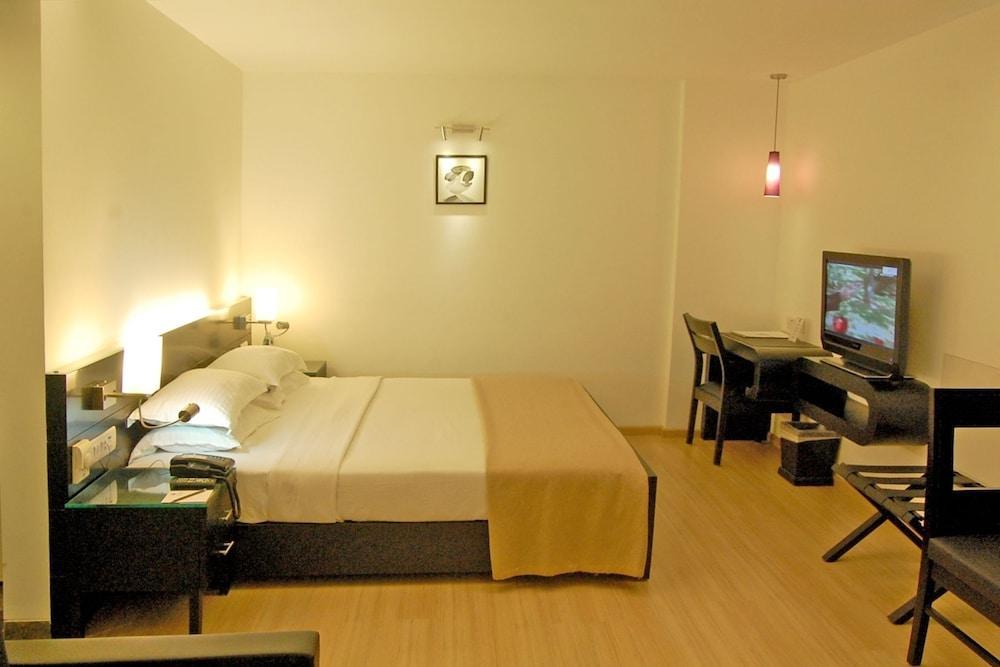 Comfort Inn Sunset Ahmedabad Bagian luar foto