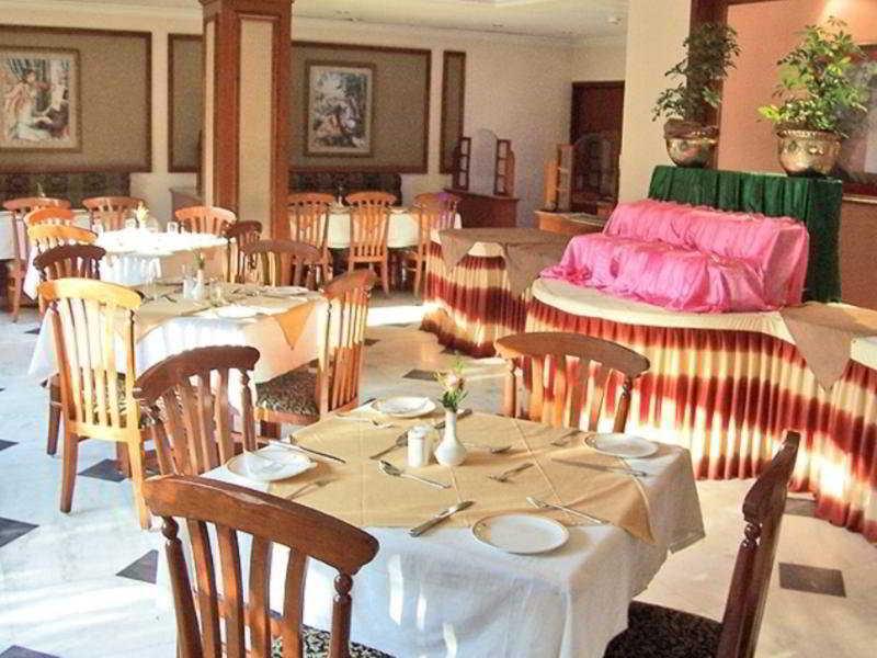 Comfort Inn Sunset Ahmedabad Restoran foto