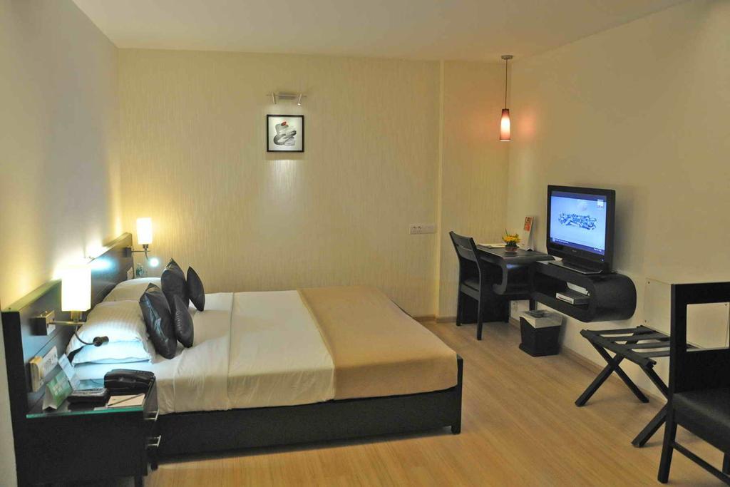 Comfort Inn Sunset Ahmedabad Bagian luar foto