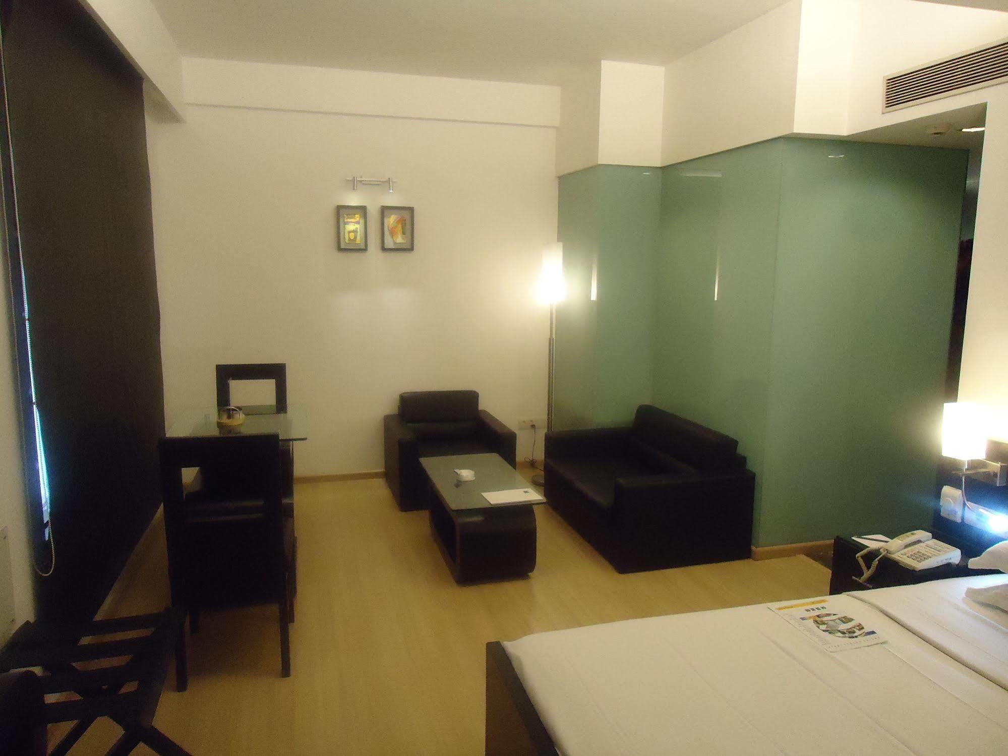 Comfort Inn Sunset Ahmedabad Bagian luar foto