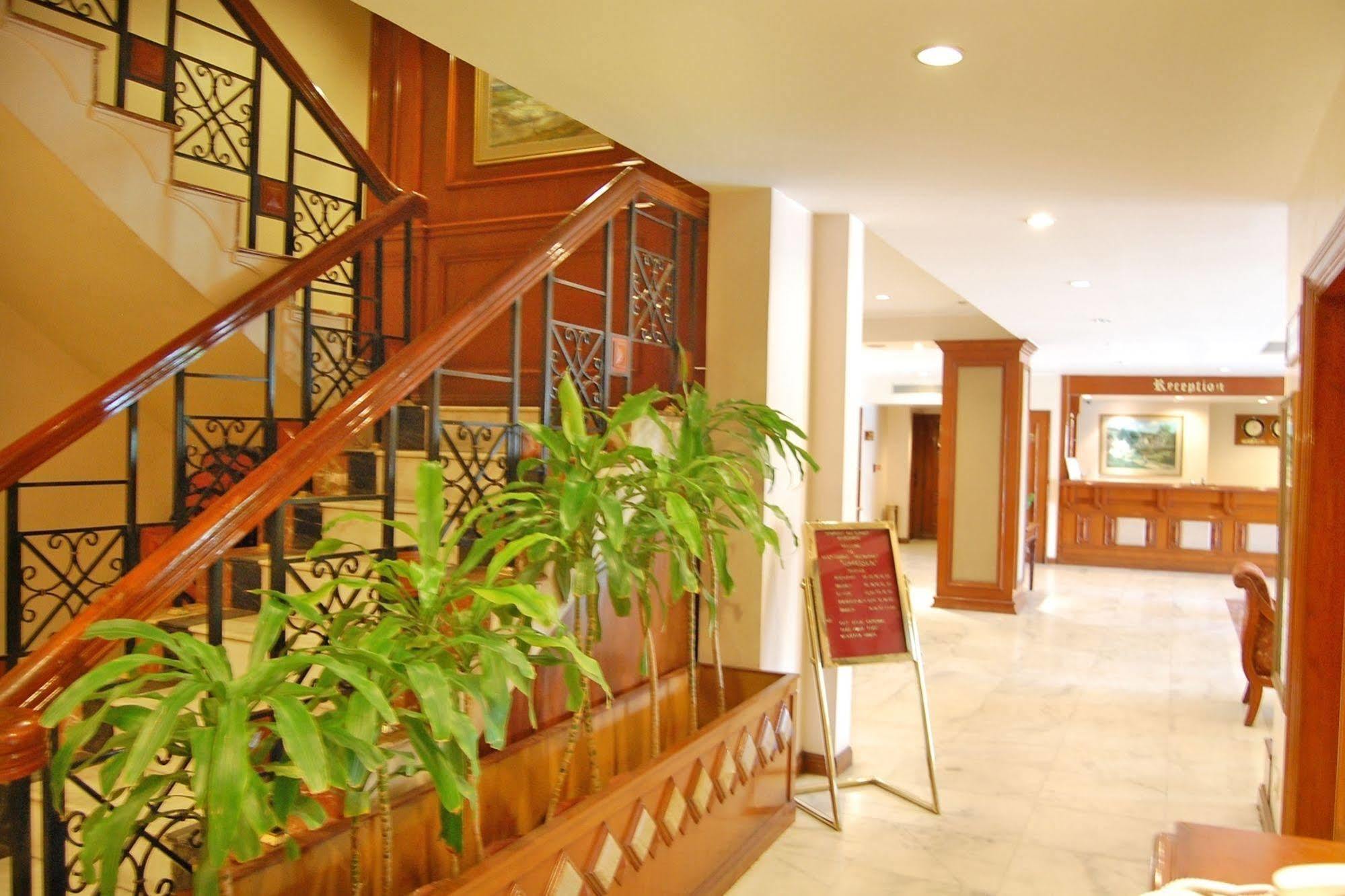 Comfort Inn Sunset Ahmedabad Bagian luar foto